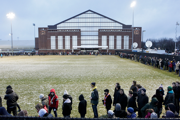 obama _line_fieldhouse_light.jpg